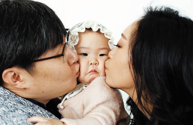 ‘아이가 행복입니다’ 지면 담당자인 기자의 가족 사진. 육아의 책임을 아내에게만 미뤄두지 않기 위해 주말마다 딸과 놀이방·박물관 등을 찾아가 시간을 보내고 있다.