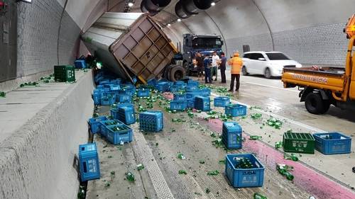 도로 위에 쏟아진 소주병 [경기도재난안전본부 제공]