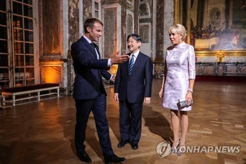에마뉘엘 마크롱 프랑스 대통령이 나루히토 일본 왕세자를 베르사유궁전으로 초청해 환영 만찬을 했다. 궁전을 안내하는 마크롱 대통령 부부.  [EPA=연합뉴스]