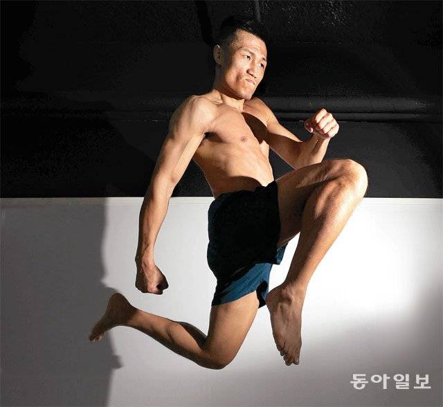 11월 11일 프랭키 에드거와 UFC 페더급 대결을 앞둔 정찬성이 13일 서울 강남구 코리안좀비MMA 체육관에서 ‘플라잉 니킥’(뛰어올라 무릎으로 상대를 가격하는 기술)을 선보이고 있다. 지난해 6월 부상 후 하체 훈련에 집중해 왔다는 정찬성은 “중학생 수준이던 하체 근력이 축구 선수같이 강해졌다”고 말했다. 최혁중 기자 sajinman@donga.com