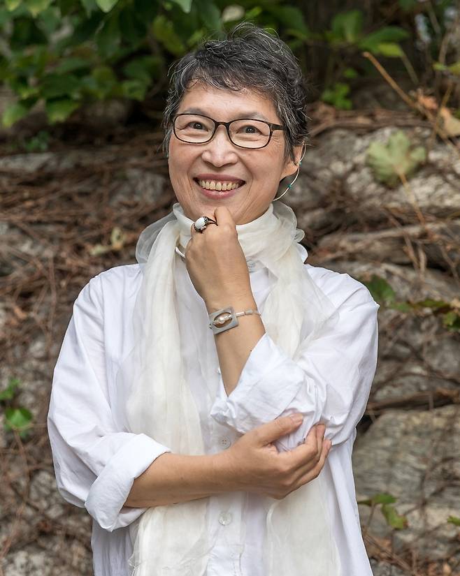 9월11일 김서령 작가가 서울 효자동 ‘갤러리우물’ 앞에서 웃고 있다.