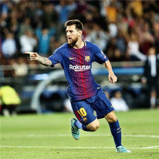 영국 언론에 따르면 만수르의 꿈은 맨시티의 유럽 챔피언스리그 우승이다. 만수르 부임 후 맨시티의 챔피언스리그 최고성적은 2015-16시즌 4강에 오른 것이다. 만수르는 스페인 바르셀로나 공격수 리오넬 메시의 영입에도 관심을 보이고 있다. 메시의 예상 이적료는 4000억원에 달한다. [사진 바르셀로나 페이스북]