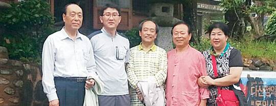 2011년 8월 실학기행에 참가한 다산 정약용 선생의 7대 종손 정호영(가운데) 씨와 종부 이유정(오른쪽) 씨가 전남 강진의 윤동환(오른쪽 두 번째) 전 강진군수 집을 방문, 윤 씨와 기념촬영을 하고 있다. 다산 종손과 다산 제자의 후손 간 시대를 초월한 친밀한 교유를 엿볼 수 있는 사진이다.   이유정 씨 제공