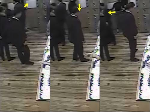 A씨가 옆을 지나자 바로 뒤돌아보는 B씨의 모습.