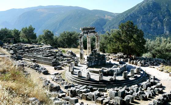 델포이 성역이 시작되는 입구에 위치한 마르마리아 라고 불리는 아테네 여신의 신전.고대 그리스 건축물 가운데 가장 아름다운 건물로 꼽힌다. [중앙포토]