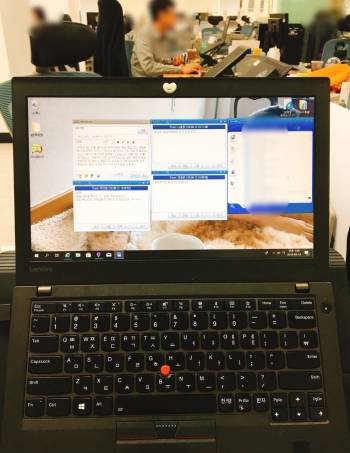 회사 부장, 팀원들과 나눈 메신저 대화. 소통하는 데 어려움은 없었지만 다소 답답한 기분이 들었다. 주위에서 뭔가 대화를 나누면 무슨 이야기를 하는지 메신저로 물어봤다. 해야할 대화도 평소보다 더 안하게 됐다. /사진=남형도 기자