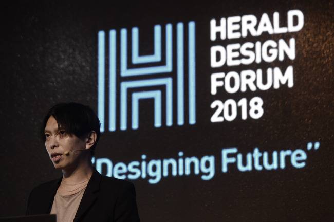 15일 오전 서울 동대문구 동대문디자인플라자(DDP)에서 열린 ‘헤럴드디자인포럼 2018’에서 준야 이시가미가 그동안의 프로젝트 사례를 발표했다. [사진=박해묵 기자/mook@heraldcorp.com]