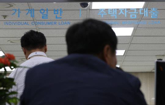 9·13 부동산대책 발표, 그리고        (서울=연합뉴스) 박동주 기자 = 정부의 9·13 부동산대책 발표 다음 날인 14일 오후 서울 여의도 한 시중은행의 대출 창구에서 직원들이 업무를 보고 있다. 2018.9.14        pdj6635@yna.co.kr    (끝)
