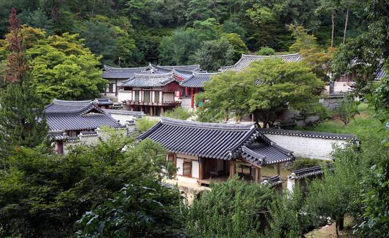 도산서원. 도산서원 전경. 앞쪽에 보이는 건물이 이황 선생이 제자들을 가르치며 학문을 연마하던 도산서당이다. [중앙포토]