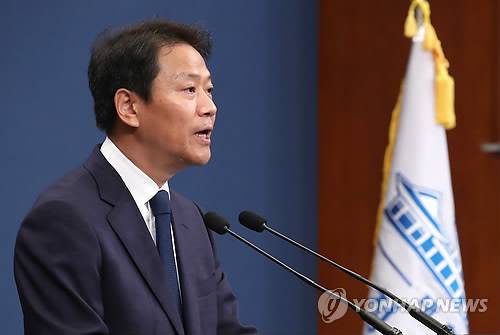 임종석 비서실장, 평양 남북정상회담 공식 수행원 발표 (서울=연합뉴스) 황광모 기자 = 평양 남북정상회담 준비위원장인 임종석 대통령 비서실장이 16일 오후 청와대 춘추관에서 남북정상회담 공식 수행원을 발표하고 있다.     hkmpooh@yna.co.kr  (끝)