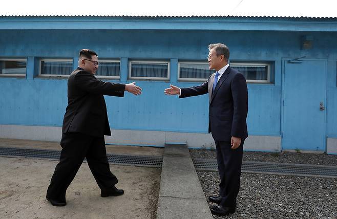 문재인 대통령과 김정은 국무위원장이 군사분계선에서 처음 만나 악수를 하고 있다. 한국공동사진기자단