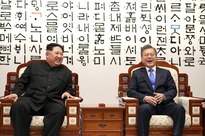4월27일 1차 남북정상회담 당시 문재인 대통령과 김정은 국무위원장이 사전환담을 하고 있다. 한국공동사진기자단