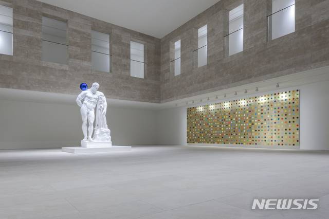 【서울=뉴시스】 파라다이스 아트 스페이스 전경.프 쿤스(Jeff Koons)의 <게이징 볼-파르네스 헤라클레스(Gazing Ball-Farnese Hercules)>와 데미안 허스트(Damien Hirst)의 <아우러스 사이아나이드(Aurous Cyanide)>이가 설치되어있다.