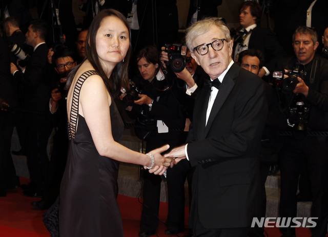 【뉴욕=AP/뉴시스】할리우드 영화감독 우디 앨런과 그의 부인 순이 프레빈의 모습. 사진은 2010년 5월 15일 촬영된 것. 2018.09.17.