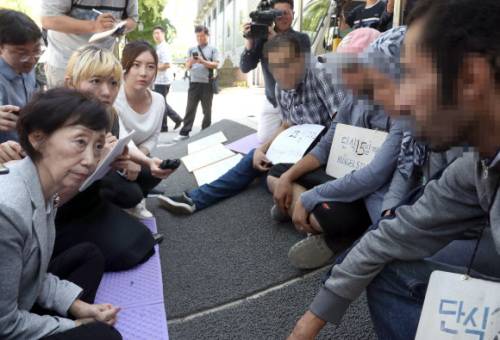 최영애 국가인권위원장이 13일 오후 서울 종로구 효자치안센터 앞에서 단식 농성 중인 이집트인 난민 신청자들과 대화를 나누고 있다. 연합뉴스