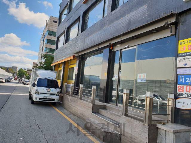 서울 강남구 삼성동 GBC 예정 부지 인근에 위치한 비어 있는 상가. 기존에 커피숍으로 운영됐지만 한전 부지 철거 및 장기간의 착공 지연으로 유동인구가 급감하면서 공실로 남아 있다. GBC 인근에는 비어 있는 상가를 쉽게 찾을 수 있었다./김민석기자