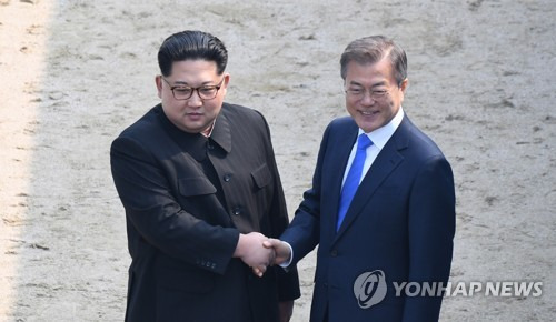 [남북정상회담] 남북정상,세기의 만남.. 평화를 심다 지난 4월 27일 남북정상회담에 앞서 문재인 대통령이 북한 김정은 국무위원장의 손을 잡고 판문점 군사분계선을 넘어 북측 지역에서 악수하고 있는 모습  [연합뉴스 자료사진]