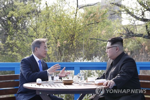 지난 문재인 대통령과 북한 김정은 국무위원장이 4월 27일 오후 판문점 도보다리에서 대화하는 모습  [연합뉴스 자료사진]  (끝)