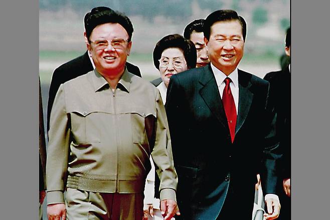 공항 환영행사를 마치고 환한 얼굴로 나란히 걷는 두 정상. [중앙포토]