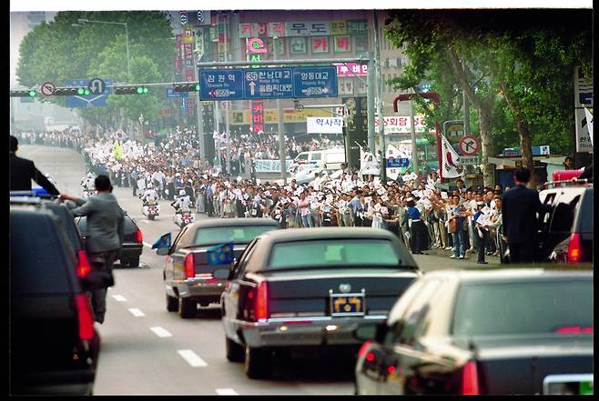 2000년 6월 15일 서울 시민들이 남북정상회담을 마치고 돌아온 김대중 대통령을 환영하고 있다. [중앙포토]