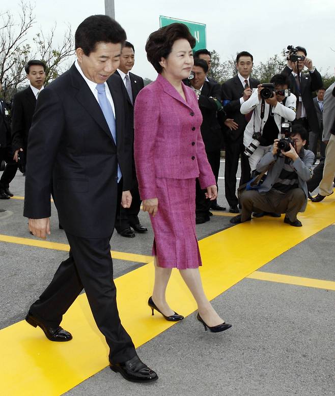 노무현 대통령과 권양숙 여사가 2007년 10월 2일 남북정상회담을 위해 방북하며 군사분계선을 넘고 있다. [중앙포토]