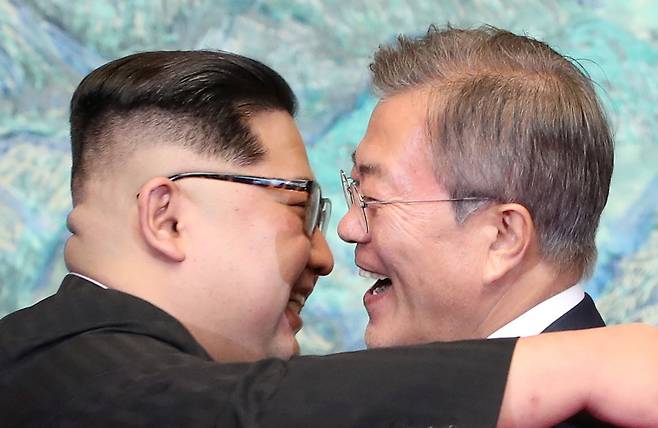 문재인 대통령과 김정은 국무위원장이 27일 오후 판문점 평화의 집에서 열린 남북정상회담에서 '한반도의 평화와 번영, 통일을 위한 판문점 선언문'에 서명한 후 포옹하고 있다.[중앙포토]