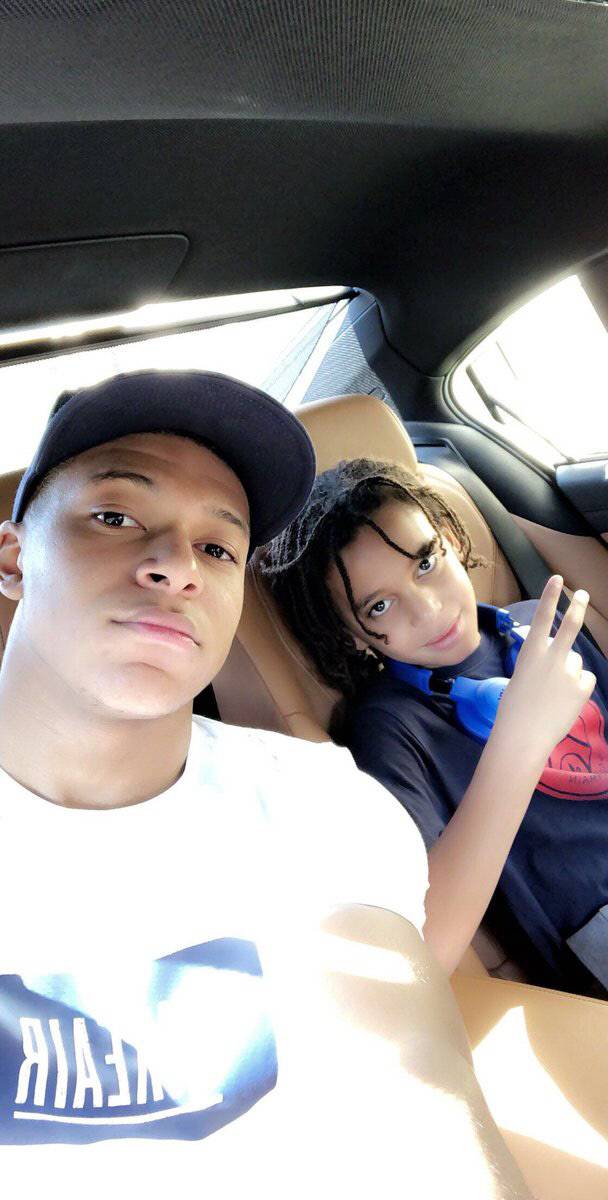 파리 생제르맹의 킬리안 음바페(왼쪽)와 동생 에단. 음바페는 곧 발간될 자신의 전기를 통해 독특한 골 세리머니를 에단의 조언으로 만들었다고 밝혔다.  음바페 트위터 캡처