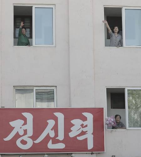 ▲ 18일 평양 순안공항에서 평양시내로 향하는 거리에 시민들이 꽃을 흔들며 문재인 대통령을 환영하고 있다. 사진=평양사진공동취재단