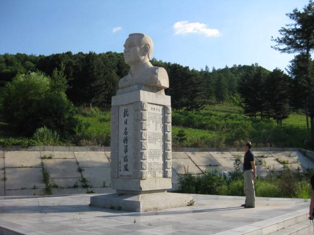 2009년 9월 말 신빈현 왕칭먼진 강남촌 다자피거우(大夾皮溝)에 옮겨진 양세봉 장군의 석상이다. 이 석상은 광복 50주년인 1995년 조선족 동포들과 국내외 유지들의 성원으로 신빈현 왕칭먼 조선족 소학교에 설치됐었지만 조선족 동포들의 급감으로 폐교되면서 옮겨왔다. 곳곳에서 풍화가 일어나고 있다. /사진제공=동북아역사재단