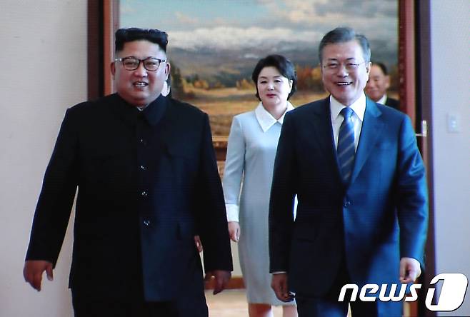 19일 서울 중구 동대문디자인플라자에 마련된 평양 남북정상회담 메인프레스센터에서 평양 백화원 영빈관에서의 문재인 대통령과 김정은 북한 국무위원장이 정상회담을 위해 이동하는 모습이 생중계 되고 있다. 2018.9.19/뉴스1 &copy; News1 송원영 기자