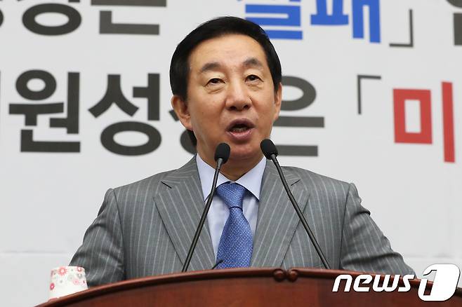 김성태 자유한국당 원내대표가 19일 오후 국회에서 열린 긴급 의원총회에서 모두발언을 하고 있다. 2018.9.19/뉴스1 © News1 임세영 기자