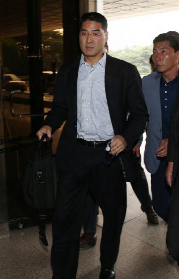 <YONHAP PHOTO-1498> 황급히 검찰 출석하는 존 리      (서울=연합뉴스) 김현태 기자 = 가습기 살균제 사망사건의 최대 가해업체인 옥시레킷벤키저(옥시)의 존 리 전 대표가 7일 오전 서초동 서울중앙지검에 피의자 신분으로 출석하고 있다. 2016.6.7      mtkht@yna.co.kr/2016-06-07 08:27:03/<저작권자 ⓒ 1980-2016 ㈜연합뉴스. 무단 전재 재배포 금지.>   그러나 존 리 전 대표는 재판에서 무죄를 선고받았다.