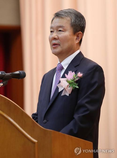 퇴임사하는 이진성 헌법재판소장 (서울=연합뉴스) 김인철 기자 = 이진성 헌법재판소장이 19일 오전 서울 종로구 헌법재판소에서 열린 헌법재판관 퇴임식에서 퇴임사를 하고 있다.     yatoya@yna.co.kr  (끝)