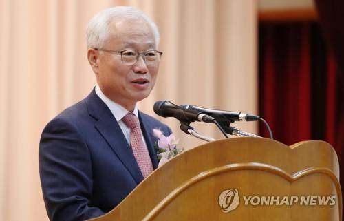 김창종 헌법재판관의 퇴임사 (서울=연합뉴스) 김인철 기자 = 김창종 헌법재판관이 19일 오전 서울 종로구 헌법재판소에서 열린 헌법재판관 퇴임식에서 퇴임사를 하고 있다.     yatoya@yna.co.kr  (끝)