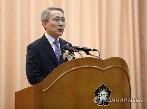 퇴임사하는 강일원 헌법재판관 (서울=연합뉴스) 김인철 기자 = 강일원 헌법재판관이 19일 오전 서울 종로구 헌법재판소에서 열린 헌법재판관 퇴임식에서 퇴임사를 하고 있다.     yatoya@yna.co.kr  (끝)