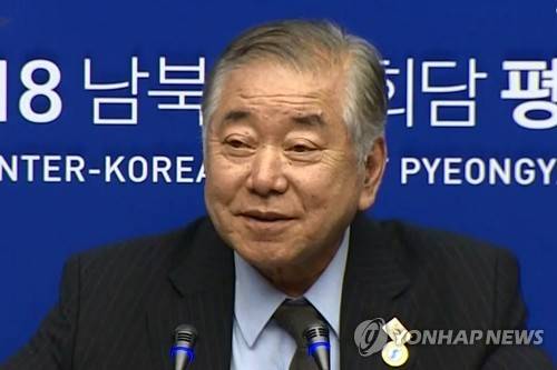 문정인 "김정은, 서울 방문 독자적 결정…주변 전부 반대" 19일 오후 평양 고려호텔 프레스센터 브리핑에서 문정인 대통령 통일외교안보 특별보좌관은 김정은 북한 국무위원장의 서울 방문 약속과 관련해 "완전히 김 위원장의 독자적인 결정이었다"고 말했다. 사진은 발언하고 있는 문 특보의 모습. [연합뉴스TV 제공]