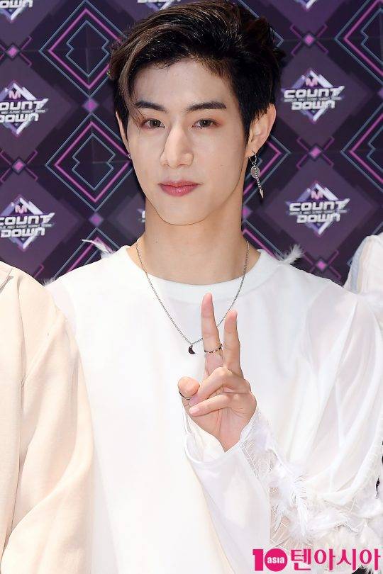 그룹 갓세븐 마크가&nbsp;20일 오후 서울 마포구 상암동 CJ E&M 센터에서 열린 Mnet ‘엠카운트다운’ 드라이 카메라 리허설에 참석했다.