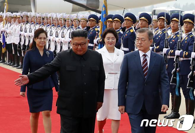 문재인 대통령과 부인 김정숙 여사가 18일 오전 평양 순안공항에 도착한 후 영접 나온 김정은 국무위원장, 부인 리설주 여사와 함께 북한군 의장대의 사열을 받고 있다. 2018.9.18/뉴스1 © News1 평양사진공동취재단