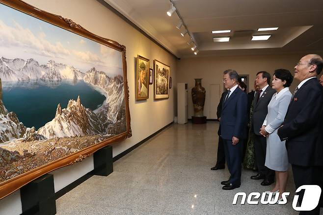 문재인 대통령과 부인 김정숙 여사가 19일 오후 평양 만수대창작사를 찾아 김성민 창작사 부사장의 안내를 받아 작품을 감상하고 있다. 2018. 9.19/뉴스1 © News1 평양사진공동취재단