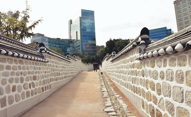 ‘고종의 길’. 덕수궁과 옛 러시아공사관을 연결하는 좁은 길. 문화재청이 복원해 8월 한달동안 시민에게 임시개방했다. 10월부터는 공식 개방할 예정이다.