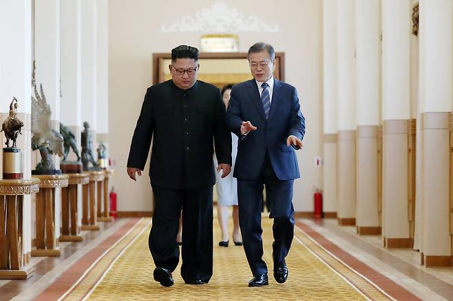 문재인 대통령과 김정은 위원장이 19일 오전 평양 백화원 영빈관에서 열린 남북정상회담에 입장하고 있다. 평양사진공동취재단