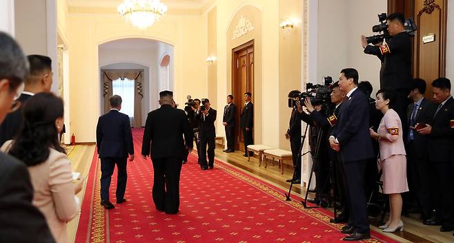 문재인 대통령과 김정은 국무위원장이 19일 오전 평양 백화원 영빈관에서 열린 정상회담에 입장하고 있다.평양사진공동취재단