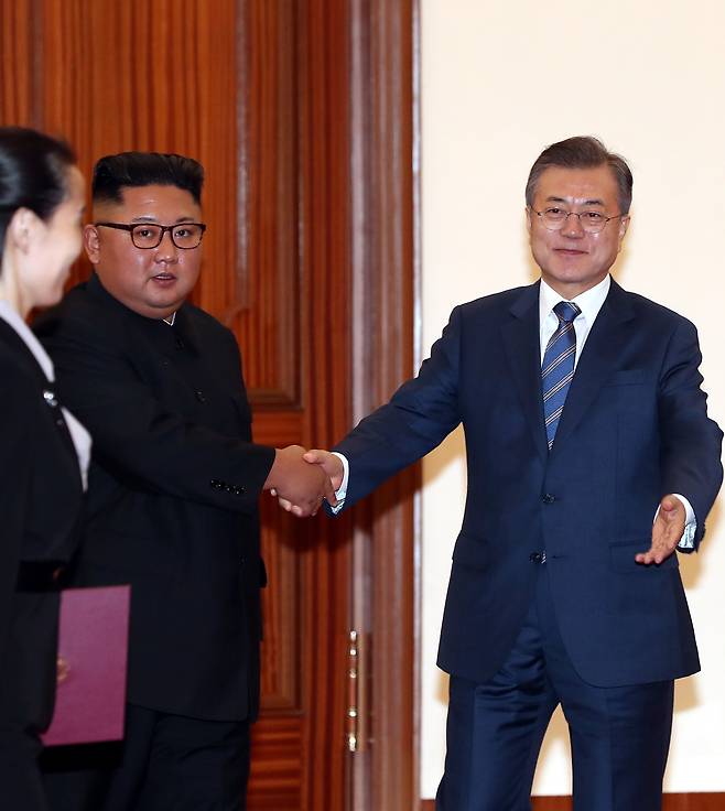 문재인 대통령이 김정은 국무위원장과 악수를 나눈 뒤 공동선언서 서명식장 입장을 권하고 있다. 평양사진공동취재단