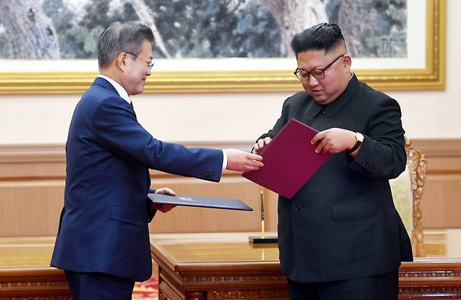 문재인 대통령과 김정은 국무위원장이 19일 백화원 영빈관에서 정상회담을 마친 뒤 평양공동선언서에 서명한 뒤 교환하고 있다. 평양사진공동취재단