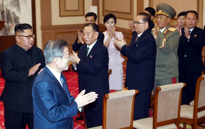 평양공동선언 발표를 마친 양 정상이 양국 대표수행원들의 박수를 받으며 퇴장하고 있다. 평양사진공동취재단