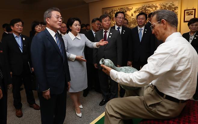 문재인 대통령과 부인 김정숙 여사가 19일 오후 평양 만수대창작사를 찾아 김성민 창작사 부사장의 안내를 받아 작품을 감상하고 있다. 평양사진공동취재단