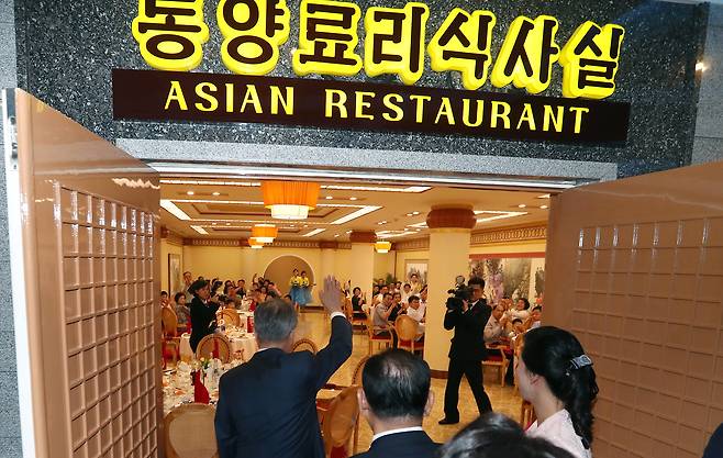 문재인 대통령은 19일 저녁 북한을 대표하는 식당 중 하나인 평양 대동강구역 '대동강 수산물 식당'을 찾아 김정은 국무위원회 위원장 내외와 만찬을 하기에 앞서 식당을 찾은 평양시민들과 인사를 나누고 있다. 평양사진공동취재단