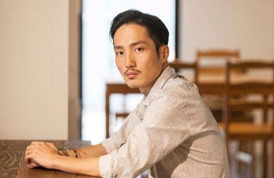 13일 서울 광화문에서 만난 김의석(35) 감독. 자전적 경험담을 토대로 한 영화 '죄 많은 소녀'가 데뷔작이다. [사진 CGV아트하우스]