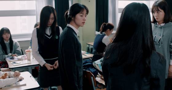 영희를 괴롭히는 건 어른들만이 아니다.[사진 CGV 아트하우스]