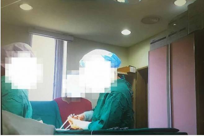 울산지방경찰청 광역수사대는 20일 보건범죄단속법 위반 등의 혐의로 의사 8명 등 22명을 불구속 기소의견으로 검찰에 송치했다. 간호조무사가 수술을 집도하고 있는 모습.(사진 = 울산지방경찰청 제공)